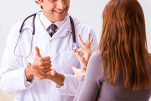 Interagire con il paziente sordo in situazione normale e di emergenza: guarda il film formazione "Due piedi sinistri"